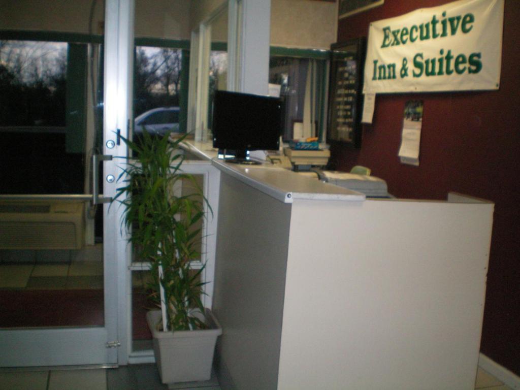 Executive Inn & Suites - Augusta Buitenkant foto
